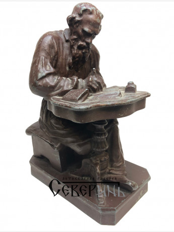 Скульптура Толстой за столом