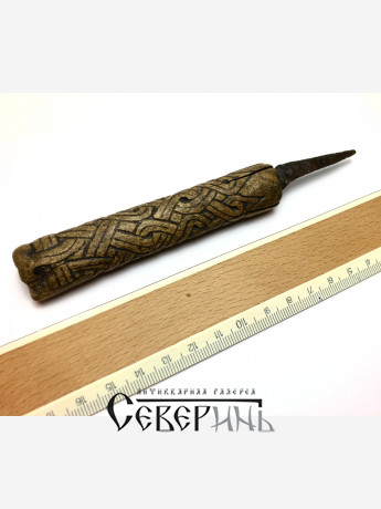Нож с деревяной ручкой. Резьба, железо. Новгород 14 век