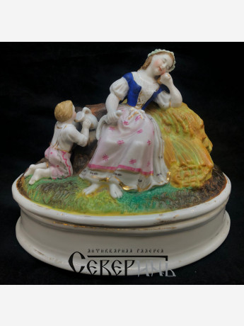 Скульптура-шкатулка. Крестьянка жница с ребенком. 19 век